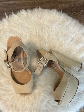 Steve Madden Neutral Beige Suede Platform Peep-Toe Sandals
